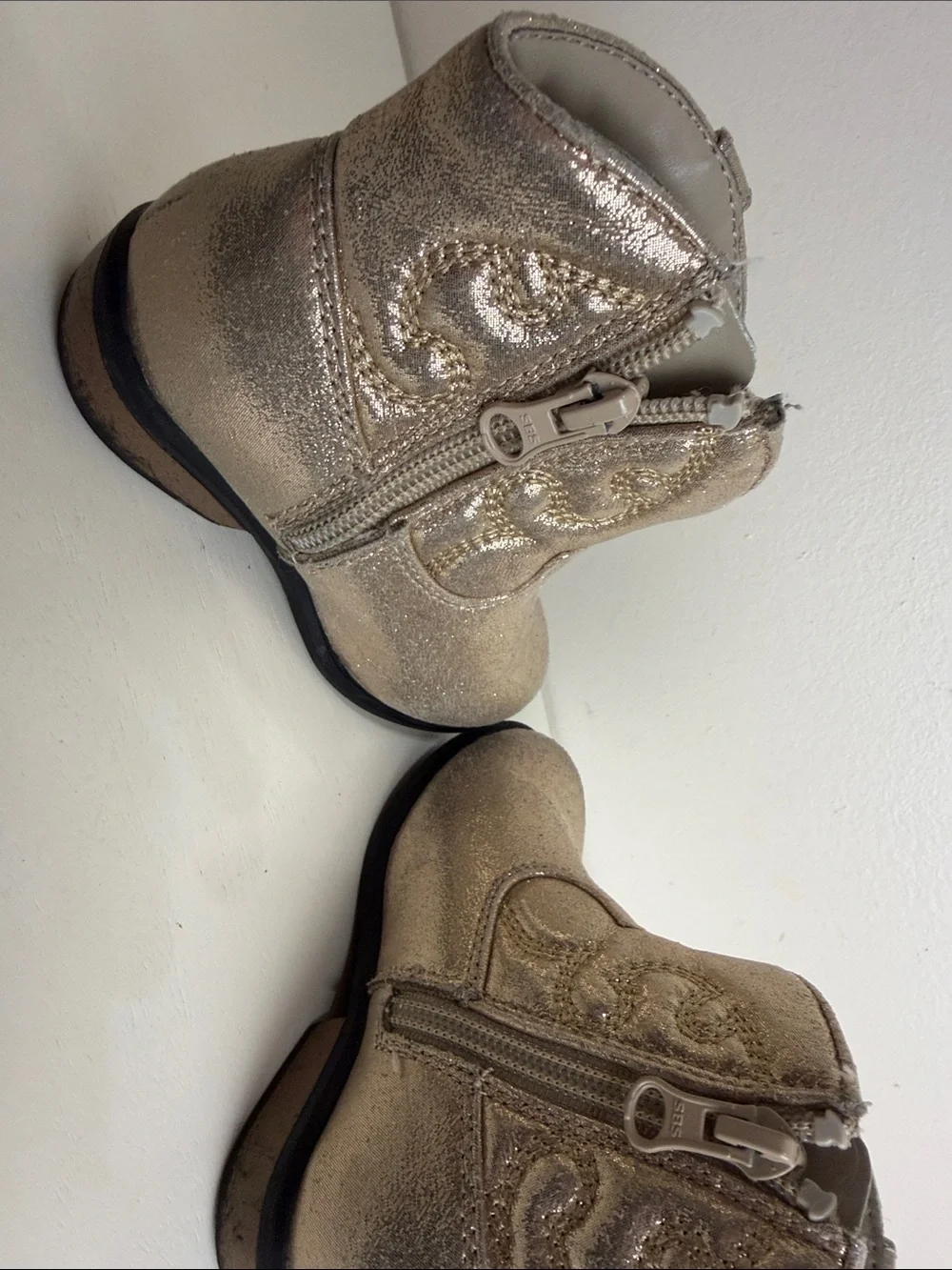 (2288) Cat & Jack Girls Metallic Gold Glitter Ankle Cowboy Boots, Size: 8